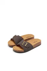 Sandalias bajas color tostado, con base de corcho y tira ancha de cuero sintético con hebilla metálica ajustable.
