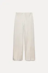 Pantalón de tiro alto color beige, con cintura elástica y pierna recta.