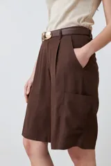Bermuda cargo color chocolate de lino con cinturón marrón.