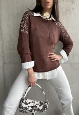 Sweater color chocolate de hilo calado en los hombros y mangas.