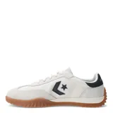Championes Converse Run Star Trainer OX, color blanco con detalles en azul marino y suela de goma color caramelo.