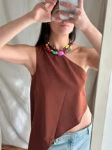 Collar corto con cuentas de cerámica, resina y piedras de colores. Cierre con cadena de acero quirúrgico y gancho para regular el largo.
