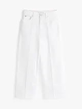 Pantalón jean blanco de pierna ancha, tiro alto y largo tobillero. Presenta raya marcada en la parte delantera y trasera de la pierna. Cierre de cremallera con botón, cinco bolsillos y logo de Tommy Hilfiger bordado en el bolsillo trasero.