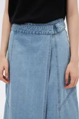 Falda midi de jean color blanco, con corte evasé y ruedo desflecado.