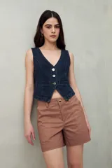 Short negro de algodón, de tiro medio, con bolsillos delanteros y traseros.