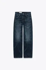 Pantalón de jean azul oscuro con efecto lavado, corte boyfriend, tiro medio y cinco bolsillos.
