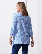 Blusa de algodón labrado marca Ruby Rd, con estampado abstracto en blanco y celeste, escote en V, mangas tres cuartos y aplique de botones en los laterales. Corte asimétrico.