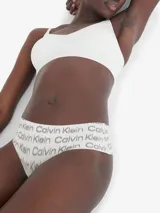 Bombacha hipster de microfibra suave, con bordes sin costura y logo de Calvin Klein.