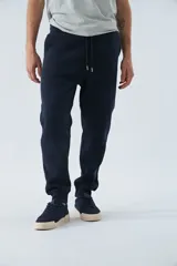 Pantalón de jogging azul marino con bolsillos laterales y logo en grifa de goma.