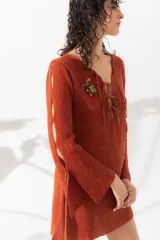 Vestido corto color terracota, tejido con lurex dorado, de mangas oxford con aberturas a lo largo del brazo y tiritas.