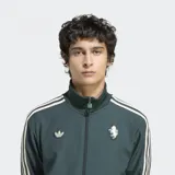 Campera Adidas de la Juventus, color verde oscuro con rayas blancas en las mangas. Tiene cierre frontal, cuello alto, bolsillos laterales y escudo de la Juventus bordado en el pecho.