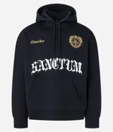 Hoodie negro de corte boxy, con capucha ajustable, bolsillo canguro y detalles bordados en el pecho. Presenta un estampado grande en la parte frontal con tipografía gótica y texto en dorado.