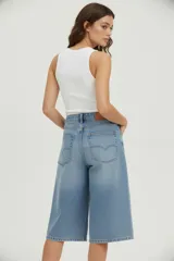 Bermuda de jean celeste, de calce alto y corte ancho.