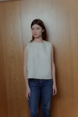 Top sin mangas color crema con estampado floral y lazo en la cintura.