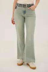 Pantalón de jean celeste con corte acampanado y efecto lavado.