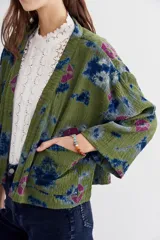 Kimono corto de viscosa crepe con efecto arrugado y estampado tie dye.