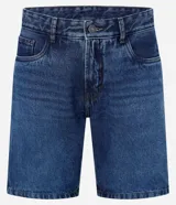 Bermuda de jean azul oscuro con cintura con trabillas, cierre con botón y cremallera, bolsillos delanteros y traseros.