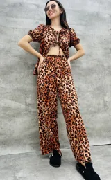 Pantalón palazzo de print animal en tonos marrones y dorados, con corte amplio y ligero.