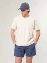 Short de baño celeste con cintura elástica y cordón ajustable.