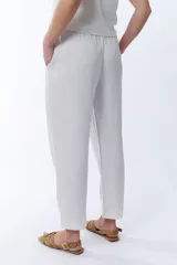 Pantalón blanco de corte tipo carrot, con bolsillos laterales y cintura elástica.