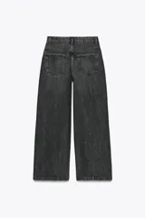 Pantalón de jean azul de corte ancho, tiro alto y efecto lavado.