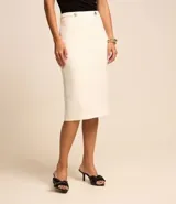 Pollera midi recta de sastrería color blanco, con botones decorativos en la cintura, cierre trasero con cremallera y abertura en la parte posterior.