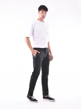 Pantalón de vestir negro, de corte recto.