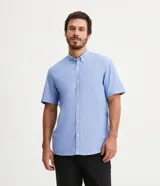 Camisa celeste de manga corta, corte comfort, con cuello abotonado y cierre frontal con botones.