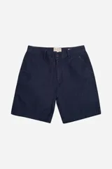 Bermuda de lino y algodón color azul marino, corte chino, con bolsillos laterales y traseros. Presenta cierre frontal con botón y trabillas para cinturón.