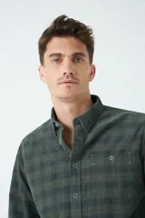 Camisa de pana a cuadros azul marino y rojo, de manga larga, con fit regular, cartera con botones y bolsillos con botones.