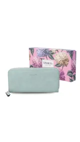 Billetera larga color beige de símil cuero, con cierre perimetral y bolsillo trasero con cierre.
