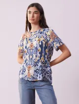 Blusa de algodón estampada marca Cupio, con cuello a la base y manga corta.