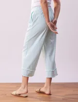 Pantalón capri de algodón a rayas verticales celestes y blancas, marca Ruby Rd. Tiene pretina con botón y cierre, pretina trasera elastizada, bolsillos delanteros y traseros, y terminación de ruedo desflecado.