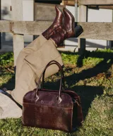 Bota corta color crema con textura de reptil, caña media, punta cuadrada, cierre lateral y taco de madera.