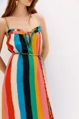 Vestido largo de viscosa con estampado de rayas verticales multicolores, breteles finos y falda con volantes.