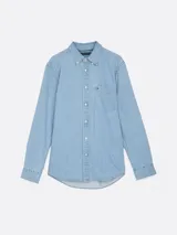Camisa de denim celeste de Tommy Hilfiger de corte regular, con cuello abotonado, manga larga con puños abotonados, bolsillo de parche en el pecho y logo bordado en el bolsillo.