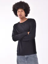 Remera blanca de manga larga con cuello redondo y corte regular.
