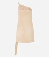 Vestido corto color dorado, de satén, con tirantes finos y escote asimétrico. Presenta un lazo lateral.