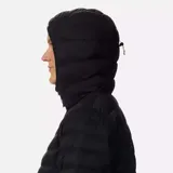 Campera con capucha de plumas, color negro, con cierre frontal completo y logo de la marca en el pecho.