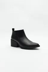 Botín negro de cuero sintético con punta fina y taco ancho de 6cm.