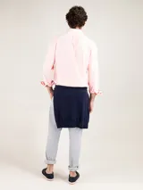 Camisa celeste de algodón con cuello abotonado, manga larga con puños abotonados y logo bordado en el pecho. Corte regular fit y teñido garment dyed para un acabado vintage.