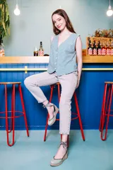 Alpargatas de yute color verde salvia con cuña, interior de piel, talón descubierto y cintas de atar al tobillo con estampado vichy en blanco y negro. Modelo exclusivo de la marca española Dfyf.