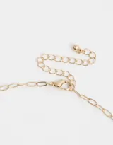 Collar corto dorado con cadena de eslabones y dijes colgantes de corazón dorado con incrustaciones de strass y esmalte verde, dona rosa con esmalte rosa y espiral verde con esmalte verde.