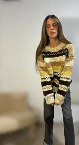 Sweater de lana merino con cuello redondo y diseño con motivos geométricos en tonos azul, marrón, naranja, verde y beige.