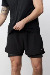 Short deportivo azul marino con calza interna negra y cordón de ajuste en la cintura.