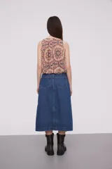 Falda midi de mezclilla gris, con diseño holgado y cierre frontal.