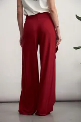 Pantalón de vestir color bordó con corte palazzo, cintura alta y lazo lateral.