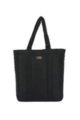 Bolso negro tipo tote bag con diseño acolchado y logo de la marca en el centro.