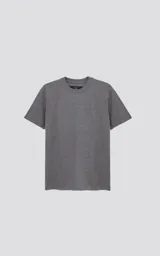 Remera gris melange de algodón premium, manga corta, cuello redondo y calce regular con recorte en la espalda.