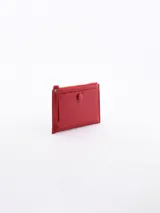 Billetera roja con cierre de cremallera y correa de muñeca.
